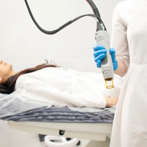 هندپیس لیزر موهای زائد و متقاضی خانمی که دراز کشیده است.