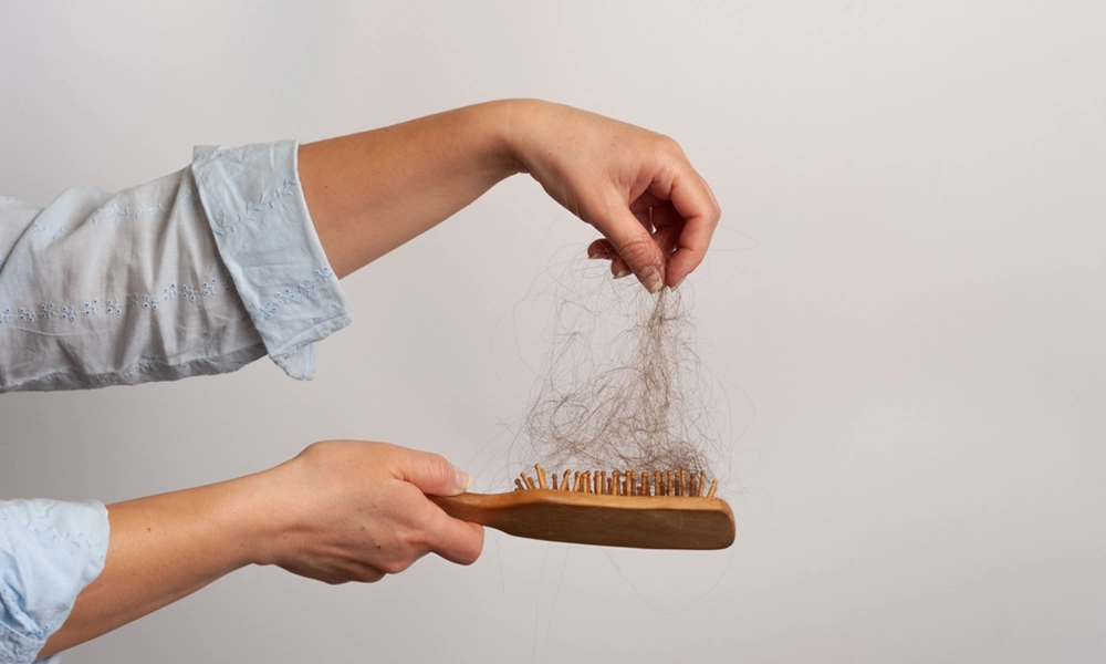 ریزش مو چسبیده به شانه