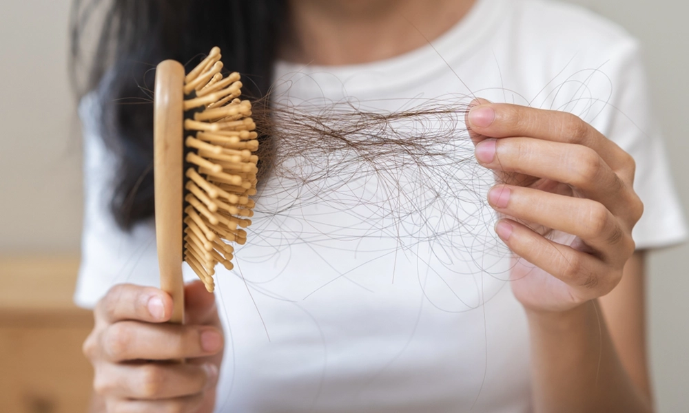 ریزش مو روی شانه