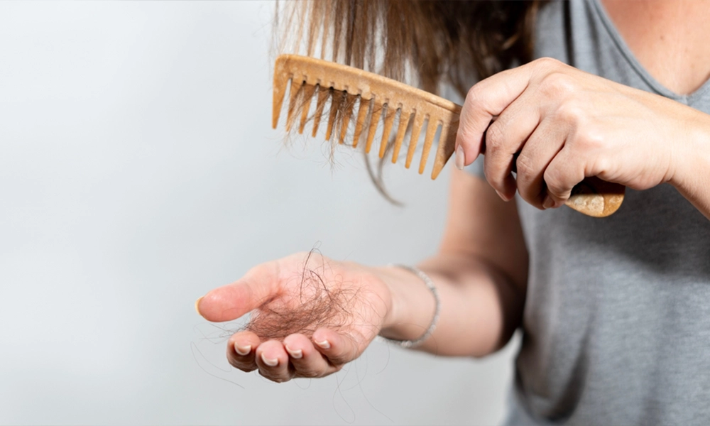 کشیدن شانه روی سر و ریزش مو