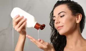 خانمی در حال استفاده از بهترین شامپور برای ریزش مو