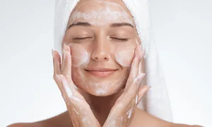 خانمی در حال پاکسازی پوست صورت خود