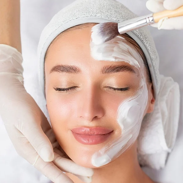 خانمی در حال انجام فیشیال صورت