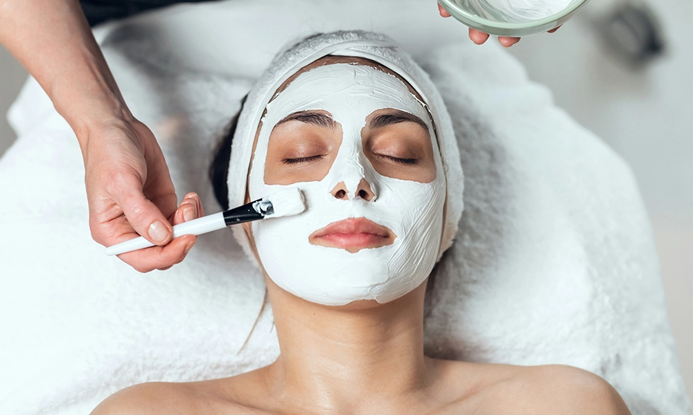 مواد فیشیال روی صورت یک خانم