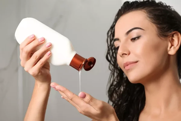 خانمی در حال استفاده از بهترین شامپور برای ریزش مو